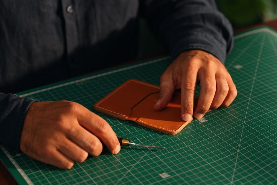 Mockup de packaging de café con diseño tipográfico y colores terracota